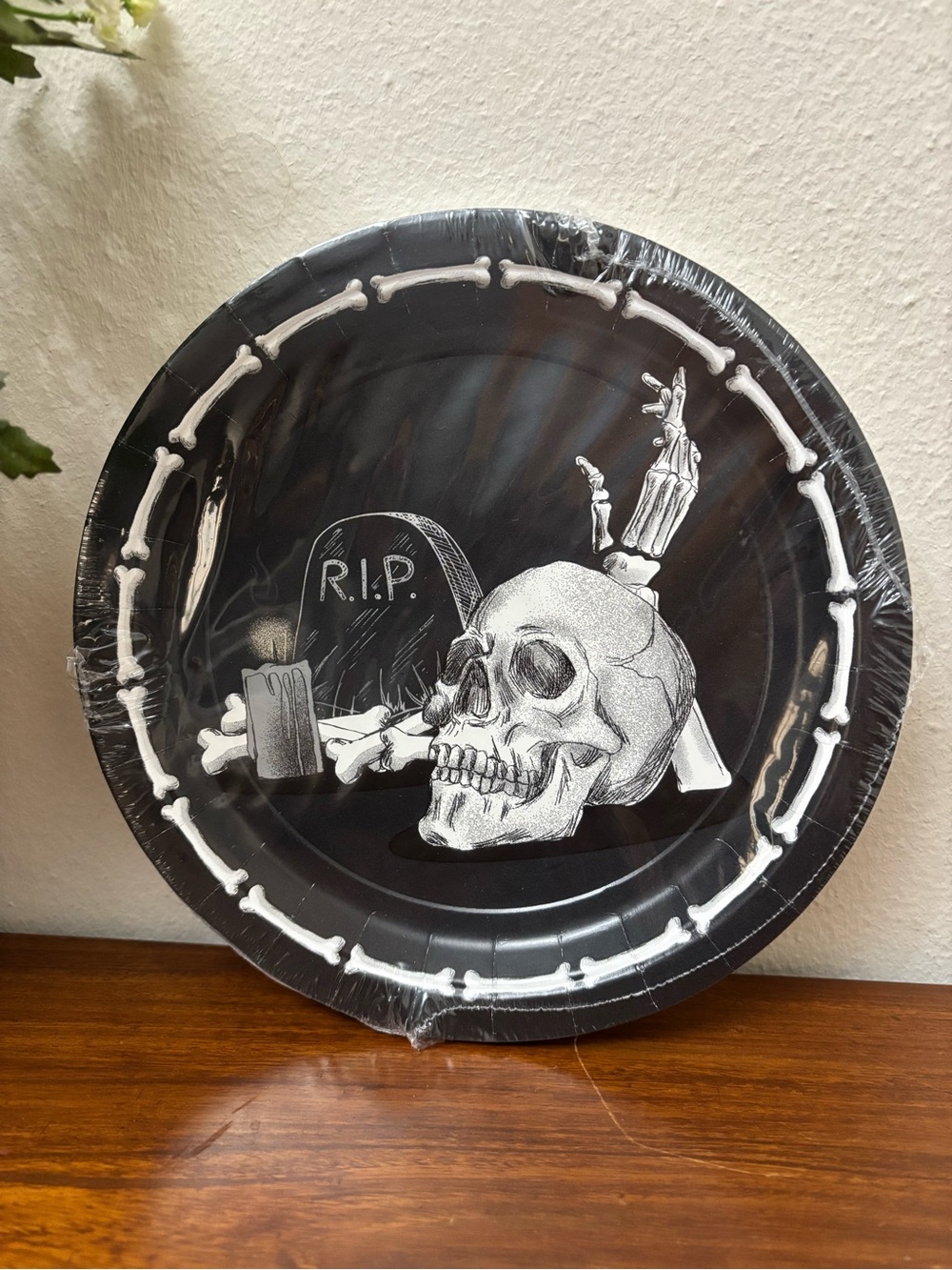 HALLOWEEN PAPER PLATES SET OF 15 CEMETERY SKULL BONES RIP SPOOKY BOO SKELETON